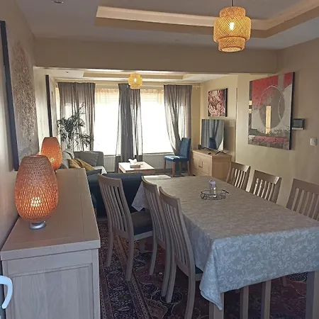 Cosy House With 3 And Garden Near 度假居