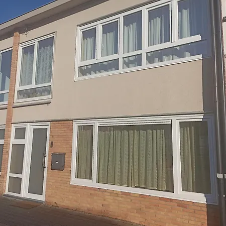 Cosy House With 3 And Garden Near * 奥斯滕德