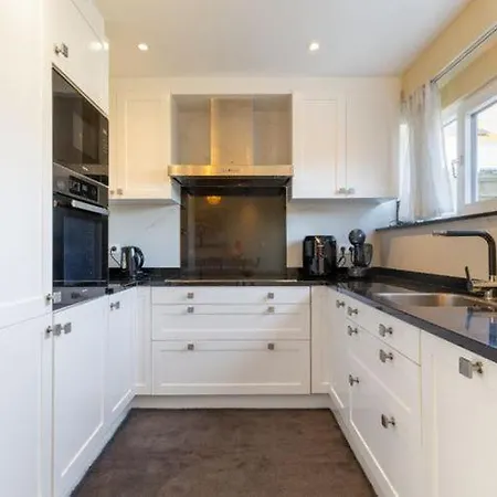 Cosy House With 3 And Garden Near *