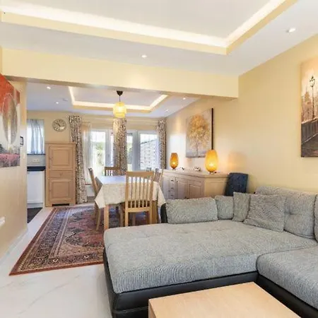 度假居 Cosy House With 3 And Garden Near