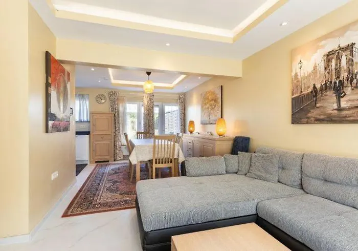 Dom wakacyjny Cosy House With 3 And Garden Near